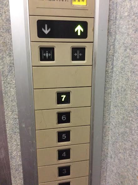 ボディケア前田のあるマンションのエレベーター内部、操作ボタン