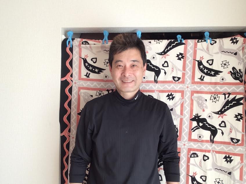 ボディケア前田の前田歩の黒の長袖シャツを着た正面上半身、笑顔のプロフィール写真