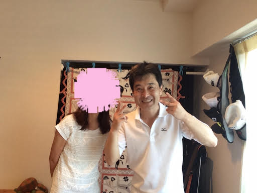 写真加工で顔を隠した白いワンピース姿の美しい女性のお客様と前田歩の笑顔のツーショット写真