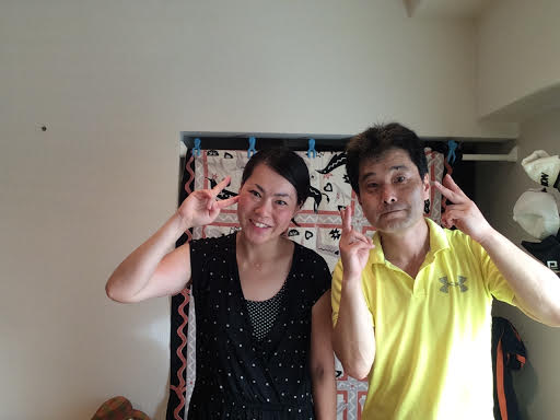 顔出し許可を頂いたテレビ関係のお仕事をしている女性のお客様と前田歩の笑顔のツーショット写真