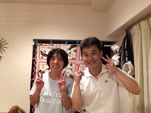 顔出し撮影許可を頂いたTシャツを着た女性のお客様と前田歩の笑顔のツーショット写真