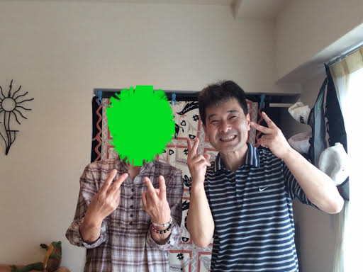 写真加工で顔を隠した女性のお客様と前田歩の笑顔のツーショット写真