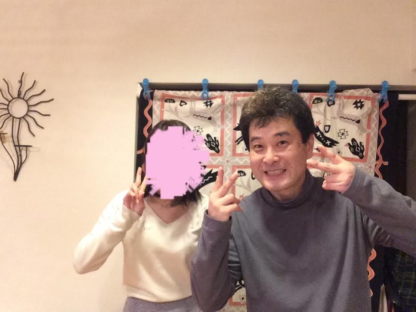 顔を写真加工で隠した若い女性のお客様と前田歩の笑顔のツーショット写真