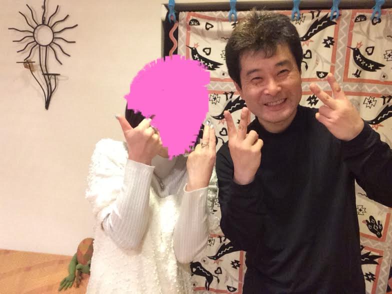 顔を写真加工で隠した女性のお客様と前田歩の笑顔のツーショット写真