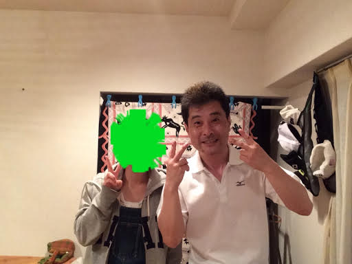 写真加工で顔を隠した女子高生のお客様と前田歩の笑顔のツーショット