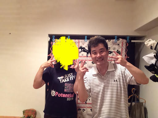 写真加工で顔を隠した黒いTシャツのスポーツウーマンのお客様と前田歩の笑顔のツーショット