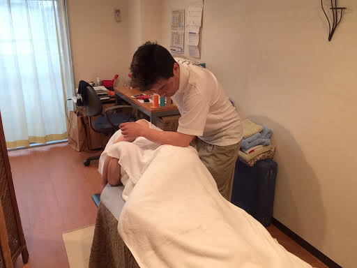 ボディケア前田にて女性のお客様の左でん部を横向きで肘で整体マッサージ施術する前田歩