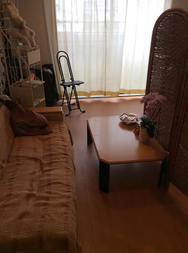 ボディケア前田待合スペース、テーブルとソファ